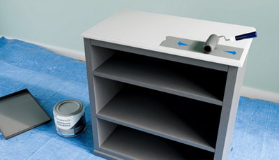 Peinture haut meuble en bois avec rouleau