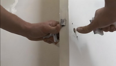 Personne qui retire la poignée de la porte