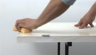 Personne qui nettoie avec une éponge la porte