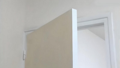 Porte sur son encadrement et entrouverte