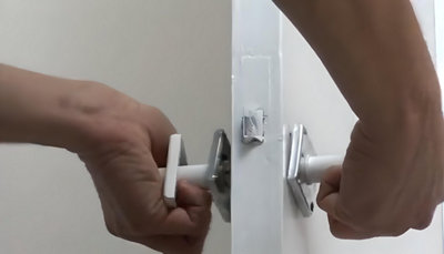 Personne qui remet les poignées de porte