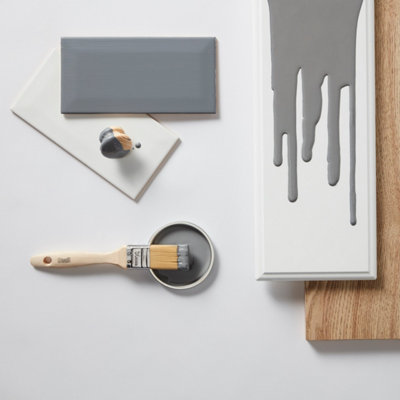 ensemble d'outils du peintre et peinture grise