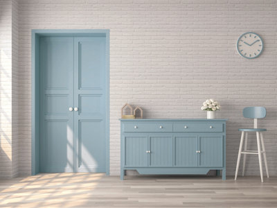 Pièce avec porte et meuble peint en bleu claire dans pièce beige et blanche