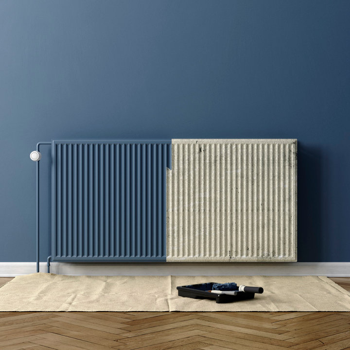 Radiateur à moitié peint en bleu