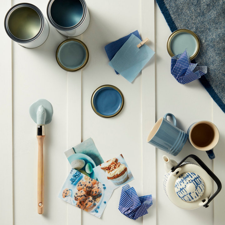 Ensemble pots de peinture ouverts avec pinceau ton bleu