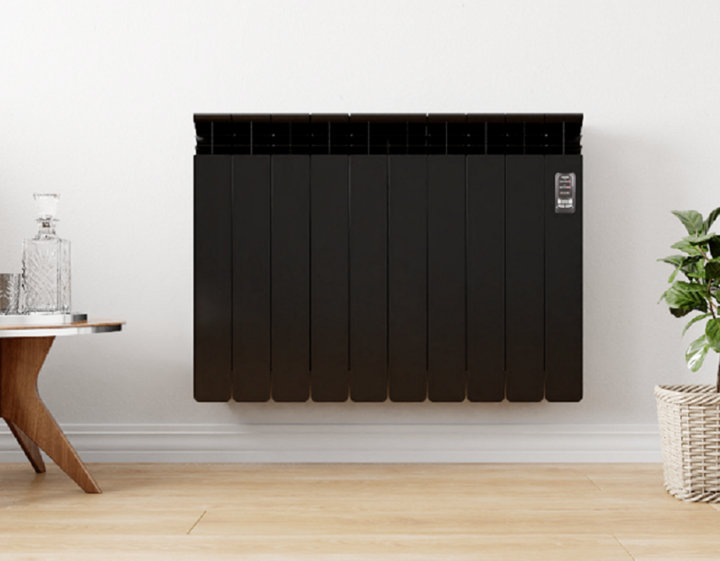 Radiateur noir sur mur blanc