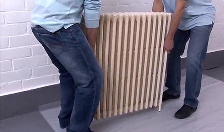 2 personnes enlevant un radiateur