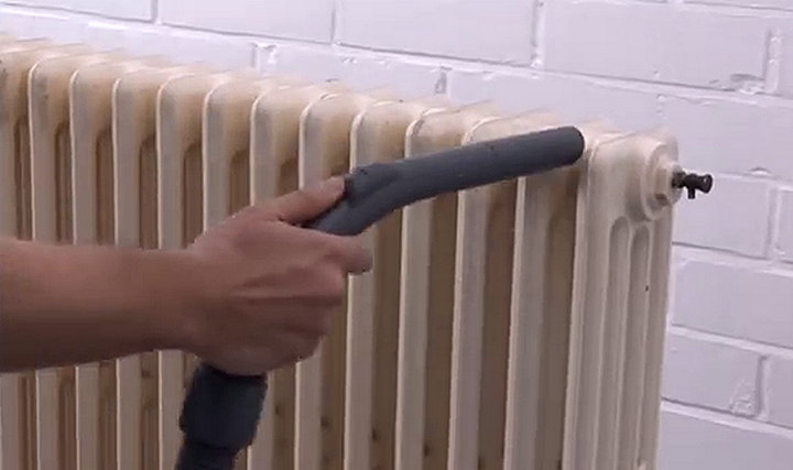 Personne passant aspirateur sur radiateur