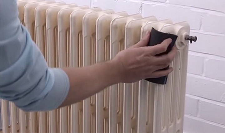 Personne ponçant le radiateur