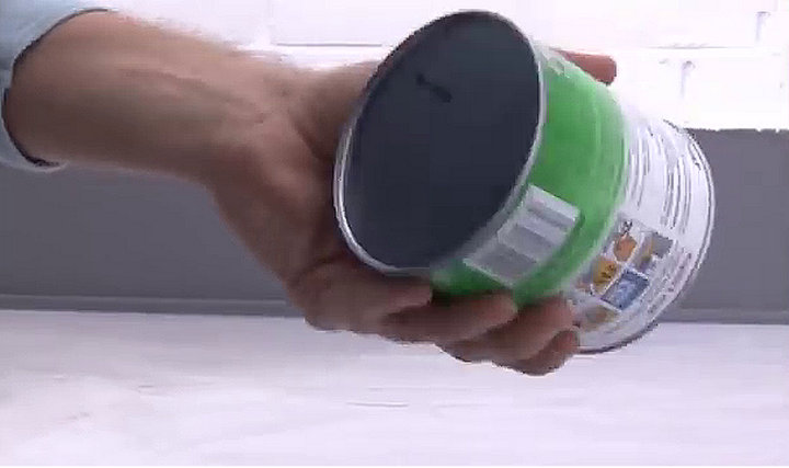 Personne tennant un pot de peinture