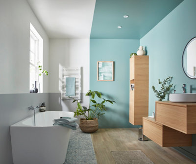Dans une salle de bains​