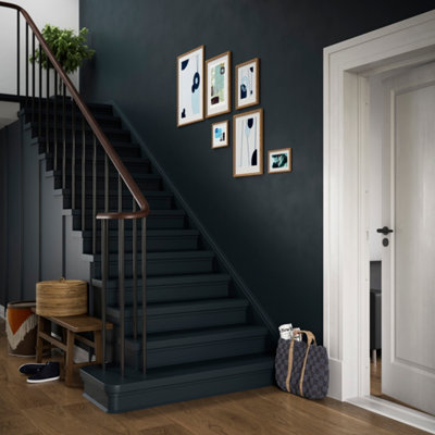 Peindre un escalier, ses contre-marches et même la cage d’escalier