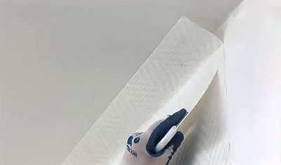 Faites les finitions du plafond et plinthe dans la foulée.