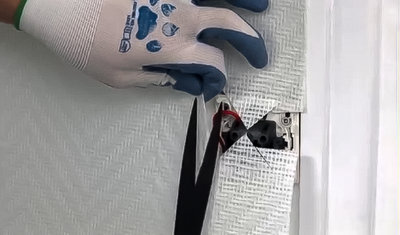 Découpez aux ciseaux les 4 surplus de fibre