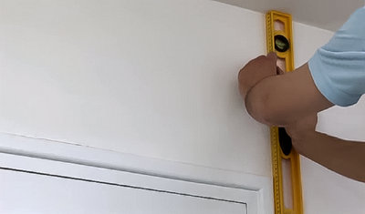 Pour la pose de lé adjacent à une porte