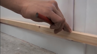 Pose du tasseau de bois au dessus plinthe