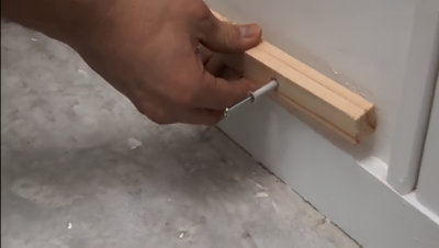 fixation avec cheville tasseau au mur