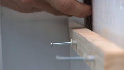 Fixation tasseau bois avec chevilles