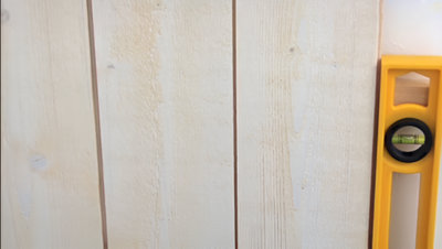 Vérification aplomb avec niveau à bulle