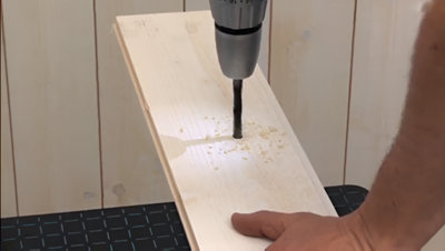 Perçage trou dans lame de lambris bois
