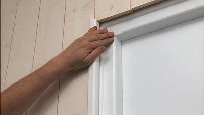 Pose baguette de finition PVC autour de la porte