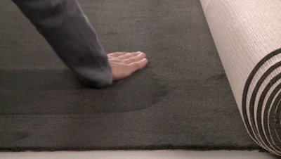 personne déroulant rouleau moquette