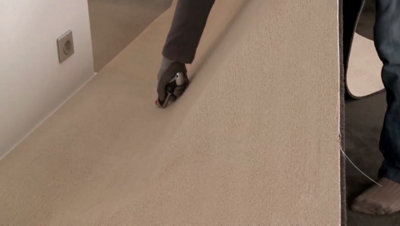 découpe moquette retournée au cutter