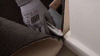 découpe cutter angle moquette