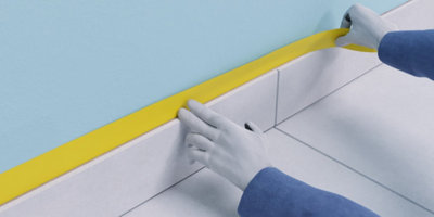 au-dessus des plinthes de carrelage