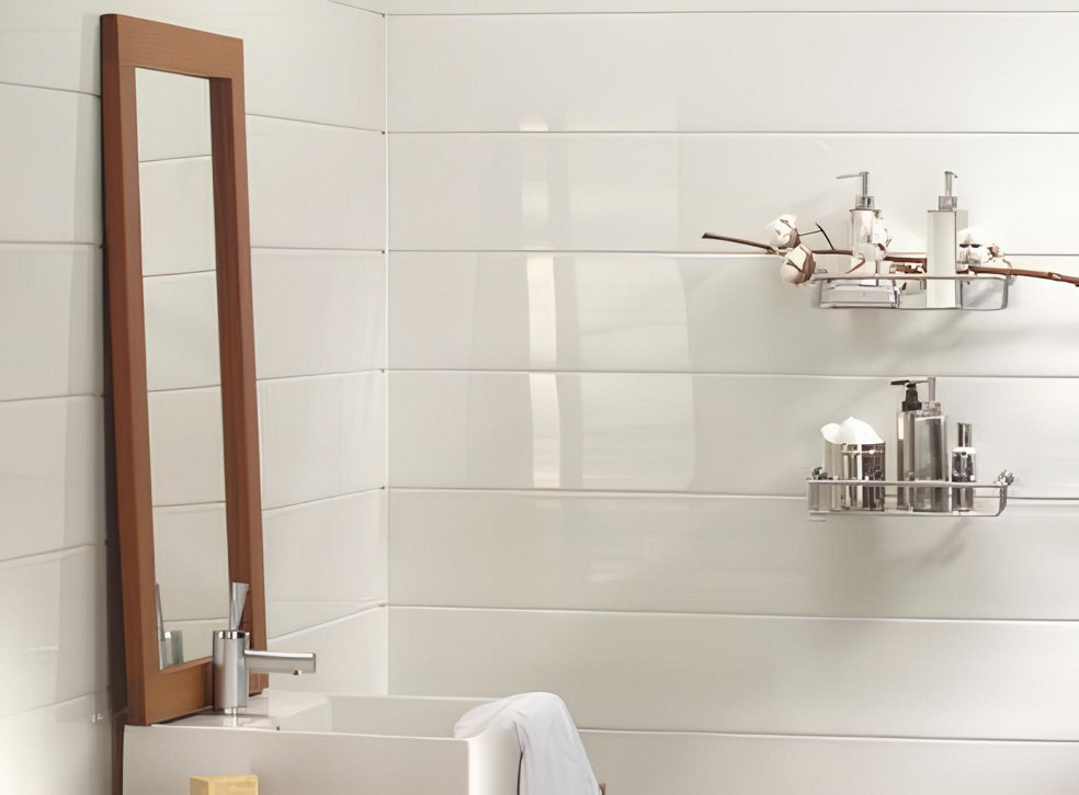 Un beau lambris PVC blanc dans une salle de bains