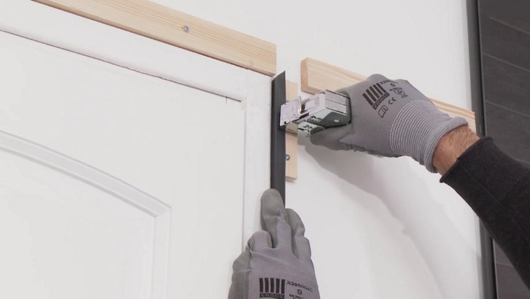 Installation des profilés autour de la porte
