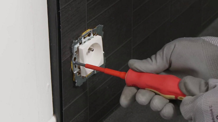 Ré-installation des prises et interrupteurs