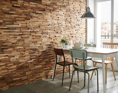 Un mur de salle à manger avec des plaquettes en bois
