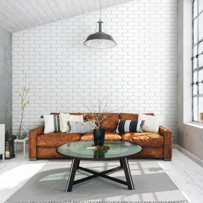 Un salon avec un mur de plaquettes de parement aspect brique blanche