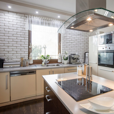 Plaquettes en plâtre aspect brique dans une cuisine