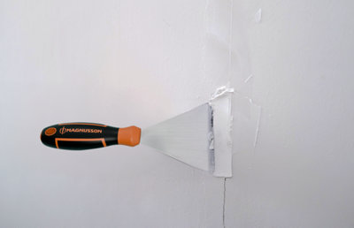 Application d'un enduit avec un couteau