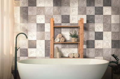 Carrelage mural au dessus d'une baignoire