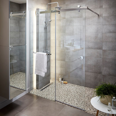 Salle de bain moderne avec douche à l’italienne, parois en verre et sol en galets élégants