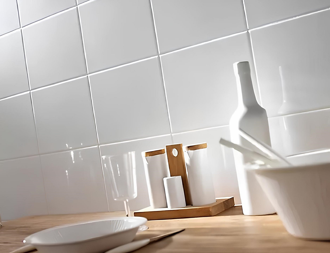 Plan cuisine bois avec mur et ustentiles blancs