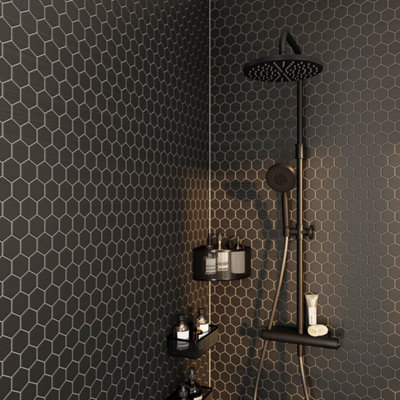 Douche avec carrelage hexagonal noir, robinetterie noire mate et étagères assorties