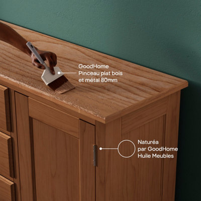 Une petite commode où l'on passe de l'huile Goodhome