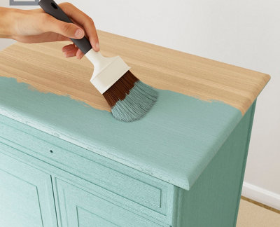 Application d'une peinture sur un meuble en bois