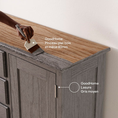 Application d'une lasure sur un buffet en bois