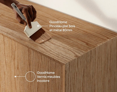 Application d'un vernis sur un meuble en bois
