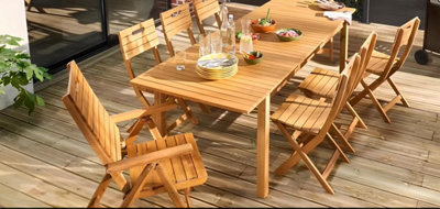 Salon de jardin en bois sur une terrasse