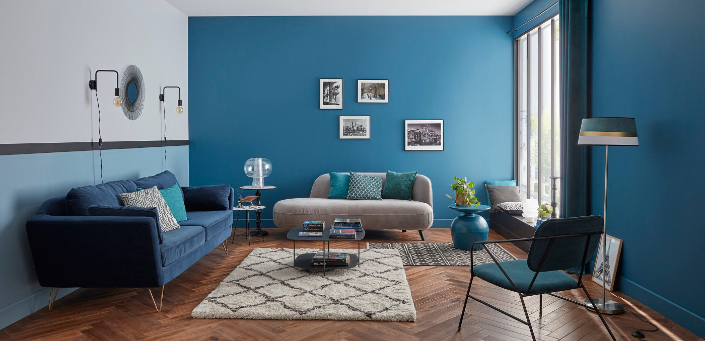 Un salon très clair avec des murs bicolores