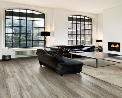 Un salon type loft contemporain avec des lames de PVC au sol