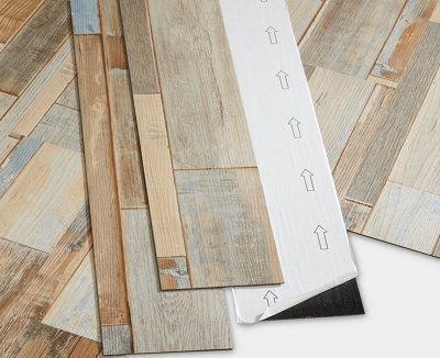 Des lames PVC adhésives avant l'installation