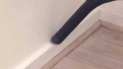 Dépoussiérez avec soin avec un nouveau passage d’aspirateur