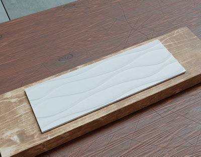 Placez le carreau de carrelage à percer sur un support en bois